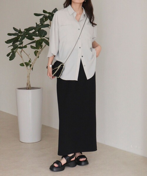 fredy emue(フレディエミュ)の「とろみカシュクールシャツ(シャツ/ブラウス・レディース・オフホワイト/ブラック/ライトグレー・38)」の4枚目の写真