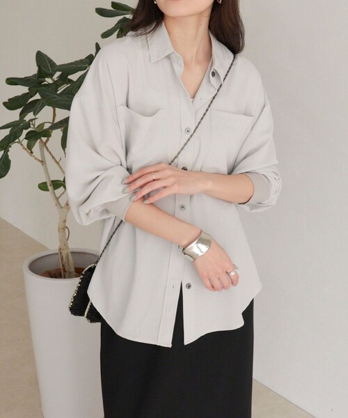 fredy emue(フレディエミュ)の「とろみカシュクールシャツ(シャツ/ブラウス・レディース・オフホワイト/ブラック/ライトグレー・38)」の8枚目の写真