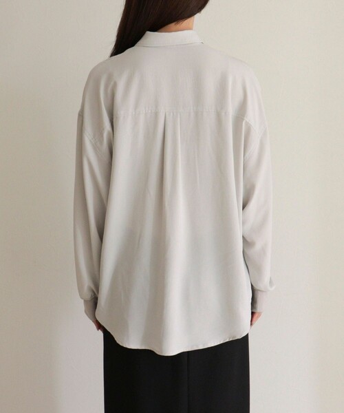 fredy emue(フレディエミュ)の「とろみカシュクールシャツ(シャツ/ブラウス・レディース・オフホワイト/ブラック/ライトグレー・38)」の14枚目の写真