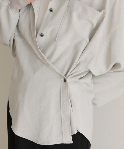 fredy emue(フレディエミュ)の「とろみカシュクールシャツ(シャツ/ブラウス・レディース・オフホワイト/ブラック/ライトグレー・38)」の20枚目の写真