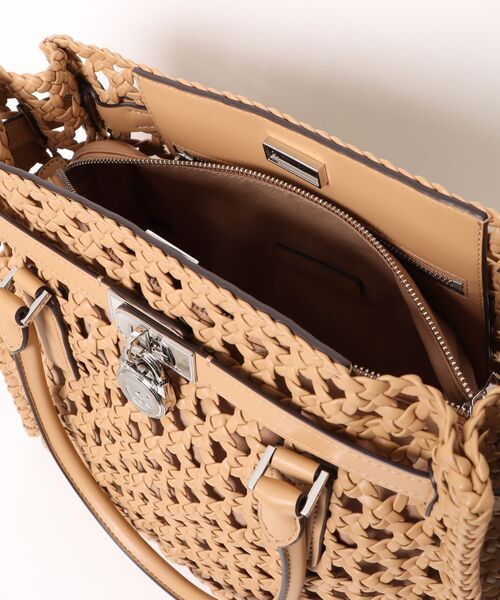 MICHAEL KORS(マイケルコース)の「HAMILTON MODERNE ハンドウーヴン サッチェル ラージ(ハンドバッグ・レディース・ベージュ系・FREE)」の9枚目の写真