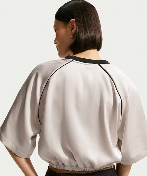 NIKE(ナイキ)の「《セットアップ対応商品》ナイキ スポーツウェア ウィメンズ オーバーサイズド サテン トップス / Nike Sportswear Women's Oversized Satin Top IH1331-072 Light Bone(Tシャツ/カットソー・レディース・オフホワイト・XS/S/M/L/XL)」の18枚目の写真