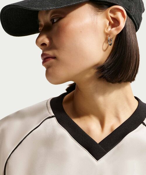 NIKE(ナイキ)の「《セットアップ対応商品》ナイキ スポーツウェア ウィメンズ オーバーサイズド サテン トップス / Nike Sportswear Women's Oversized Satin Top IH1331-072 Light Bone(Tシャツ/カットソー・レディース・オフホワイト・XS/S/M/L/XL)」の19枚目の写真