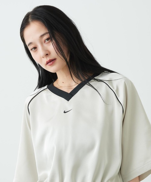 NIKE(ナイキ)の「《セットアップ対応商品》ナイキ スポーツウェア ウィメンズ オーバーサイズド サテン トップス / Nike Sportswear Women's Oversized Satin Top IH1331-072 Light Bone(Tシャツ/カットソー・レディース・オフホワイト・XS/S/M/L/XL)」の3枚目の写真
