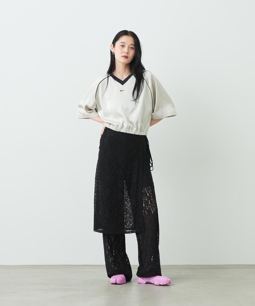 NIKE(ナイキ)の「《セットアップ対応商品》ナイキ スポーツウェア ウィメンズ オーバーサイズド サテン トップス / Nike Sportswear Women's Oversized Satin Top IH1331-072 Light Bone(Tシャツ/カットソー・レディース・オフホワイト・XS/S/M/L/XL)」の4枚目の写真