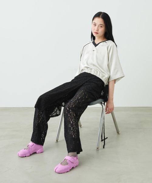 NIKE(ナイキ)の「《セットアップ対応商品》ナイキ スポーツウェア ウィメンズ オーバーサイズド サテン トップス / Nike Sportswear Women's Oversized Satin Top IH1331-072 Light Bone(Tシャツ/カットソー・レディース・オフホワイト・XS/S/M/L/XL)」の7枚目の写真