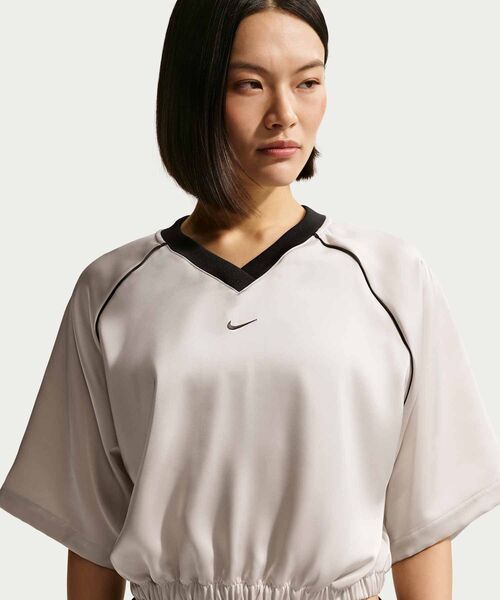 NIKE(ナイキ)の「《セットアップ対応商品》ナイキ スポーツウェア ウィメンズ オーバーサイズド サテン トップス / Nike Sportswear Women's Oversized Satin Top IH1331-072 Light Bone(Tシャツ/カットソー・レディース・オフホワイト・XS/S/M/L/XL)」の8枚目の写真