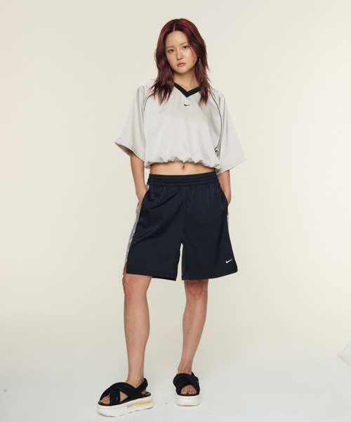 NIKE(ナイキ)の「《セットアップ対応商品》ナイキ スポーツウェア ウィメンズ オーバーサイズド サテン トップス / Nike Sportswear Women's Oversized Satin Top IH1331-072 Light Bone(Tシャツ/カットソー・レディース・オフホワイト・XS/S/M/L/XL)」の10枚目の写真