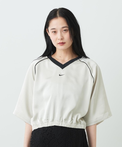NIKE(ナイキ)の「《セットアップ対応商品》ナイキ スポーツウェア ウィメンズ オーバーサイズド サテン トップス / Nike Sportswear Women's Oversized Satin Top IH1331-072 Light Bone(Tシャツ/カットソー・レディース・オフホワイト・XS/S/M/L/XL)」の14枚目の写真