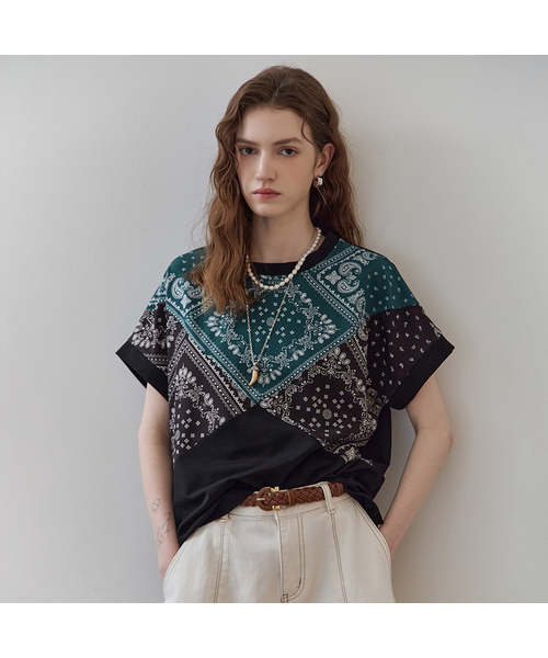 MAXZA(マージャコレクション)の「ペイズリーバンダナ配色ラウンドネックTシャツ(Tシャツ/カットソー・レディース・ホワイト/ブラック・FREE)」の2枚目の写真