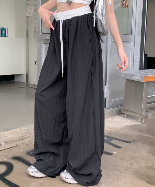 Teem Store(チームストア)の「ウエスト切り替えナイロンイージーパンツ(その他パンツ・レディース・ブラック/ネイビー・S/M)」の4枚目の写真