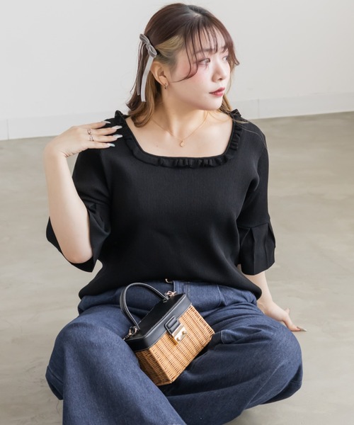 CLETTE(クレット)の「CLETTEオリジナルメローフリルネックニットプルオーバー(ニット/セーター・レディース・パープル/イエロー/ブラック・4L/3L/LL)」の4枚目の写真