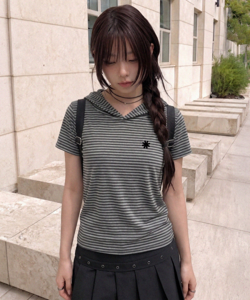 DAMISH(ダミシュ)の「ティンストライプハーフフード_グレー(Tシャツ/カットソー・レディース・グレー・OS)」の4枚目の写真