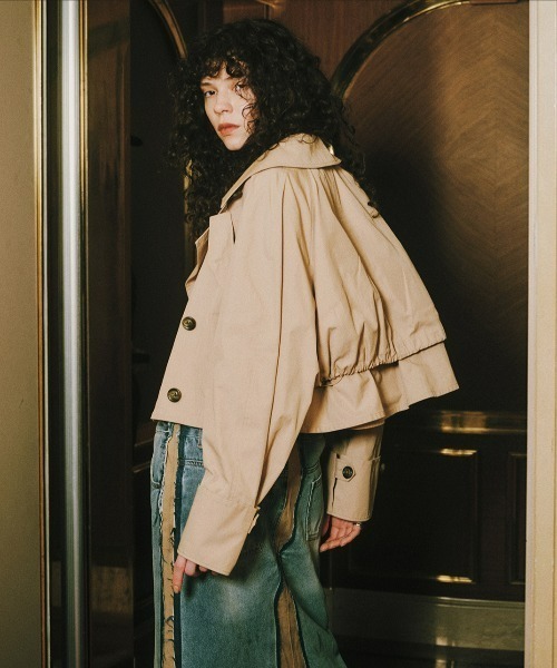 Ameri(アメリ)の「DRAWSTRING YOKE TRENCH SHORT COAT(トレンチコート・レディース・ベージュ・SMALL/MEDIUM)」の4枚目の写真