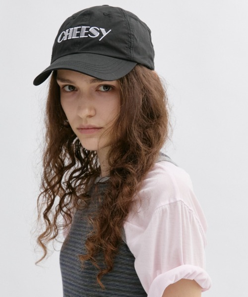 Auntie Rosa Holiday(アンティローザホリデー)の「CHESSYロゴ刺繍キャップ(キャップ・レディース・グレー/ブラック・FREE)」の2枚目の写真