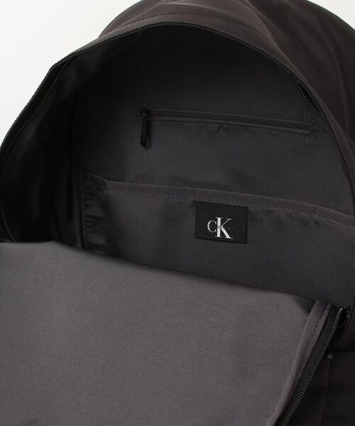 Calvin Klein(カルバン・クライン)の「【Calvin Klein / カルバン・クライン】BOLD ROUND BACKPACK ロゴ ラウンド バックパック / リュック(バックパック/リュック・メンズ・ブラック・FREE)」の14枚目の写真