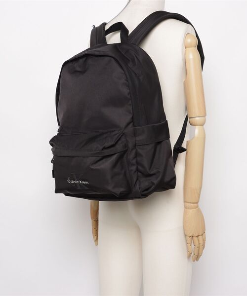 Calvin Klein(カルバン・クライン)の「【Calvin Klein / カルバン・クライン】BOLD ROUND BACKPACK ロゴ ラウンド バックパック / リュック(バックパック/リュック・メンズ・ブラック・FREE)」の15枚目の写真