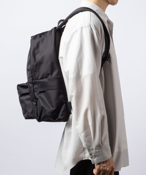 Calvin Klein(カルバン・クライン)の「【Calvin Klein / カルバン・クライン】BOLD ROUND BACKPACK ロゴ ラウンド バックパック / リュック(バックパック/リュック・メンズ・ブラック・FREE)」の19枚目の写真