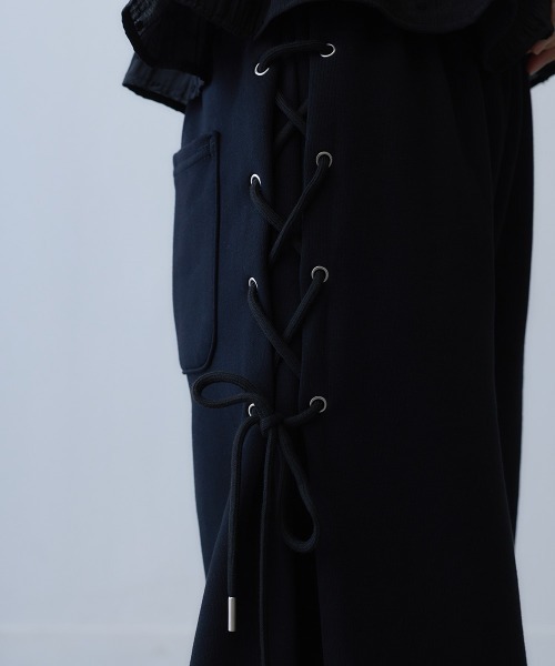 Clum(クルム)の「lace-up detail sweat wide pants / レースアップディテールスウェットワイドパンツ(スウェットパンツ・レディース・ブラック・LARGE/X-LARGE/MEDIUM)」の7枚目の写真