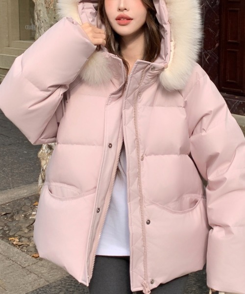 LUCPY(ラクピー)の「ボリュームファーフードショートジャケット(その他トップス・レディース・ブラック/ベージュ/ピンク・SMALL/MEDIUM/LARGE/X-LARGE)」の5枚目の写真