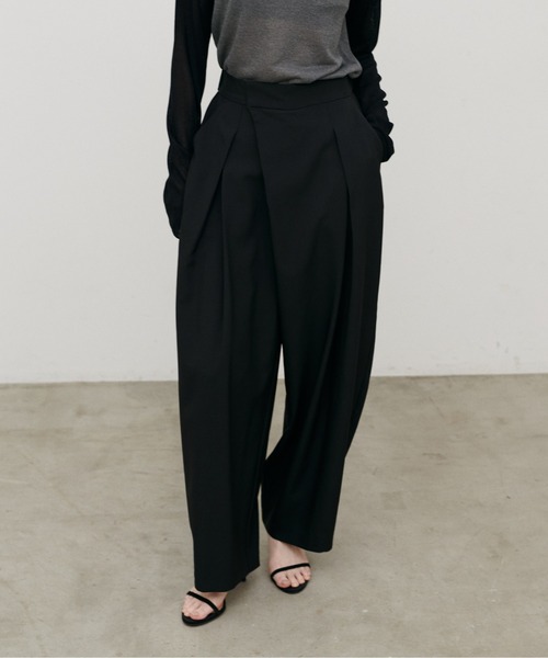 LARUTA(ラルータ)の「【LARUTA】アシメタックワイドパンツ(スラックス・レディース・チャコールグレー/ブラック/モカ・MEDIUM/LARGE)」の4枚目の写真