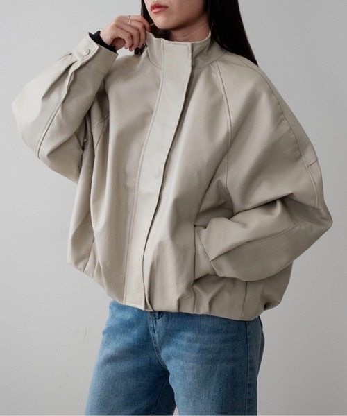 on:nue(オンニュ)の「【on:nue】フェイクレザースタンドカラータックブルゾン /26-27 AW COLLECTION(ブルゾン・レディース・アイボリー/ブラウン/ブラック・FREE)」の1枚目の写真