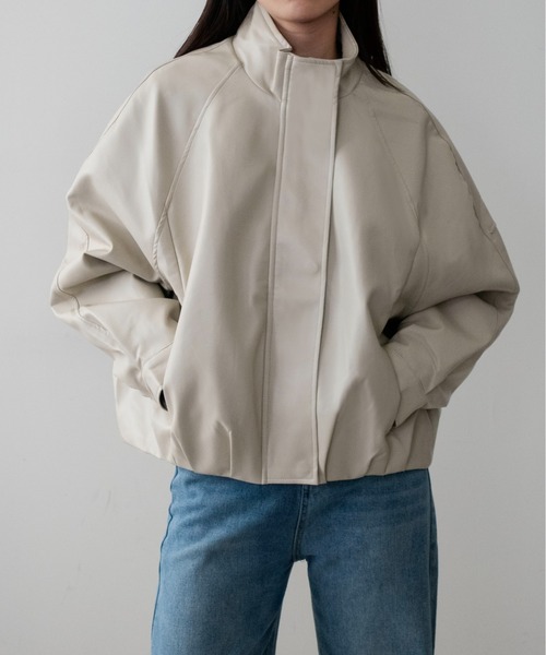 on:nue(オンニュ)の「【on:nue】フェイクレザースタンドカラータックブルゾン /26-27 AW COLLECTION(ブルゾン・レディース・アイボリー/ブラウン/ブラック・FREE)」の4枚目の写真