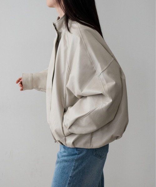 on:nue(オンニュ)の「【on:nue】フェイクレザースタンドカラータックブルゾン /26-27 AW COLLECTION(ブルゾン・レディース・アイボリー/ブラウン/ブラック・FREE)」の6枚目の写真