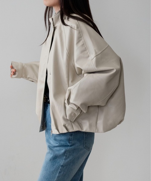 on:nue(オンニュ)の「【on:nue】フェイクレザースタンドカラータックブルゾン /26-27 AW COLLECTION(ブルゾン・レディース・アイボリー/ブラウン/ブラック・FREE)」の9枚目の写真