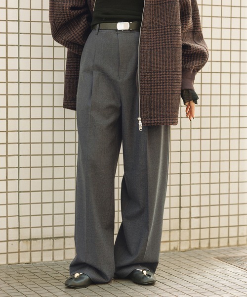 ADAM ET ROPE'(アダムエロペ)の「ガチャベルト付きTRWスラックス(スラックス・レディース・チャコールグレー/ネイビー/グレー・38/36)」の2枚目の写真
