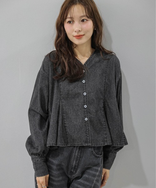 AMELY(エミリー)の「デニムブラウス/ヴィンテージライク/ペプラム/メリハリシルエット(シャツ/ブラウス・レディース・ブルー/ブラック/ライトブルー・フリー)」の8枚目の写真