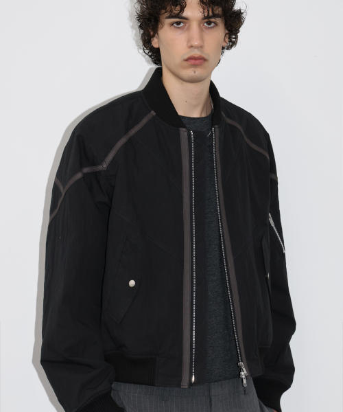 DOFFJASON(ドフジェーソン)の「パイピングラインパネルド MA-1ジャケット ブラック(ブルゾン・メンズ・その他・MEDIUM)」の1枚目の写真