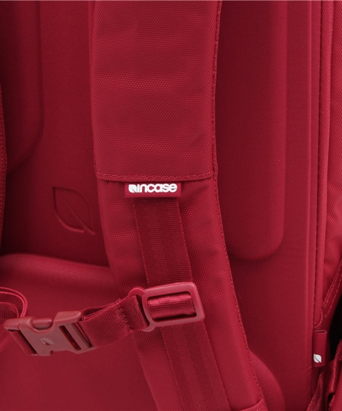 incase(インケース)の「CL55534 Icon Pack Nylon(バックパック/リュック・メンズ・レッド・ONE SIZE)」の4枚目の写真