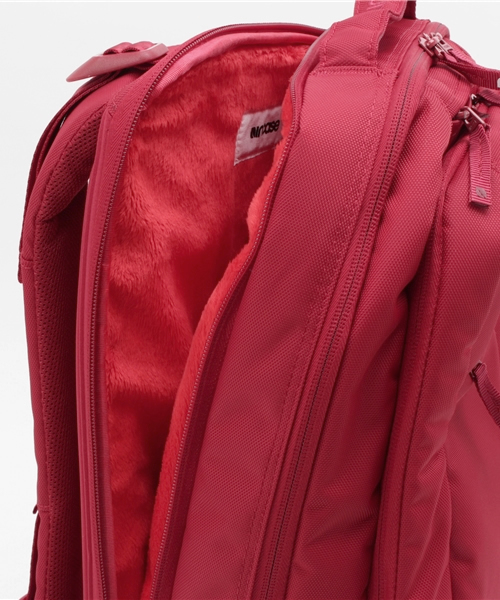 incase(インケース)の「CL55534 Icon Pack Nylon(バックパック/リュック・メンズ・レッド・ONE SIZE)」の8枚目の写真