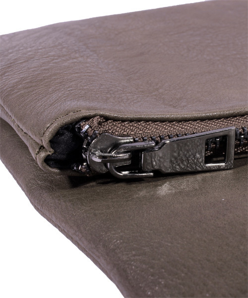 ８(eight)（エイト）の「シンプル クラッチバッグ PUレザー（クラッチバッグ・メンズ・ブラウン/ブラック・FREE）」の14枚目の写真