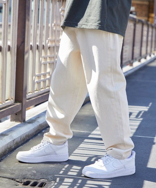 MONO-MART(モノマート)の「ワイドバルーンデニムパンツ(10oz DENIM)(デニムパンツ・メンズ・ワンウォッシュ/ブラック/ライトインディゴブルー/ブルー系その他3/ブラック系その他/ブルー系その他4/ブルー系その他/ブルー系その他2/ブルー/インディゴブルー/サックスブルー/ブルー系その他5/ブルー系その他6/ブルー系その他7/ブラック系その他2/チャコール/その他/その他2/ブラック系その他3/その他3/ホワイト/その他7/ホワイト系その他/その他5/その他4/その他6/ブラック系・L/M/MEDIUM/LARGE/X.LARGE/Lsize/Msize/SIZE:L/SIZE:M/S/Ssize/SIZE:S)」の2枚目の写真