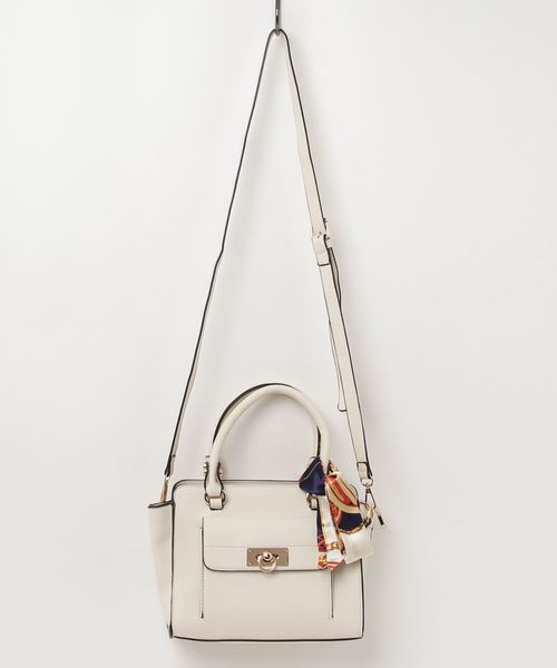 GeeRA（ジーラ）の「アレンジが楽しめるスカーフ付バッグ（ショルダーバッグ・レディース・ホワイト/ブラック/ブラウン/サンドグレー/レッド/ライトピンク/ネイビー/ピンク・FREE）」の2枚目の写真