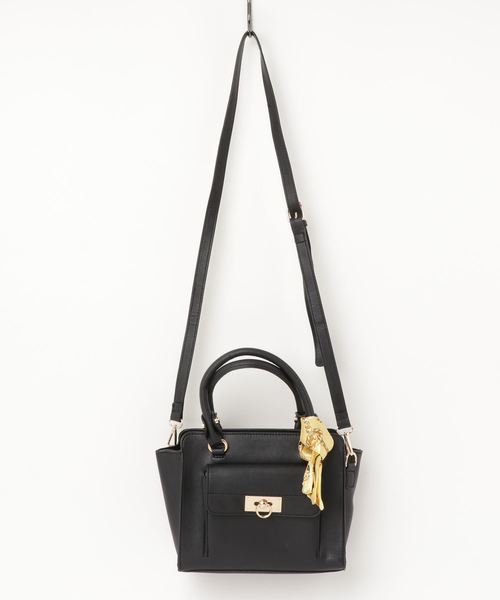 GeeRA（ジーラ）の「アレンジが楽しめるスカーフ付バッグ（ショルダーバッグ・レディース・ホワイト/ブラック/ブラウン/サンドグレー/レッド/ライトピンク/ネイビー/ピンク・FREE）」の3枚目の写真