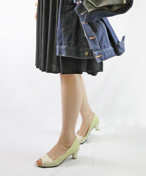 MODE KAORI(モードカオリ)の「フラワーカットコンビパンプス(パンプス・レディース・イエロー/ブラック/ピンクベージュ・23.5cm/22.5cm/23cm/24cm/24.5cm)」の1枚目の写真