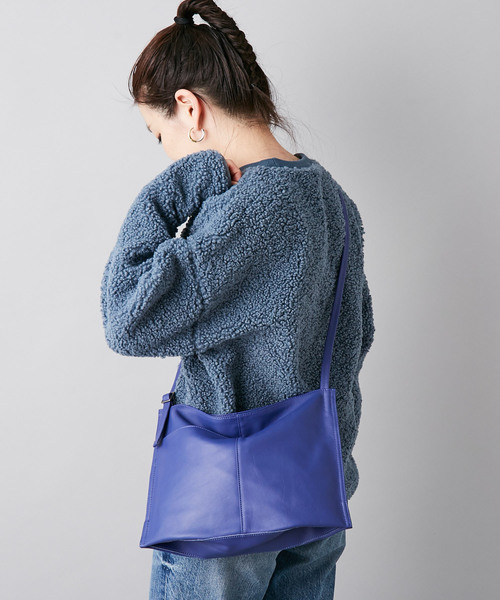 ear PAPILLONNER(イアパピヨネ)の「ぺったんショルダーバッグ(WEB限定カラーあり)(ショルダーバッグ)」|ブルー