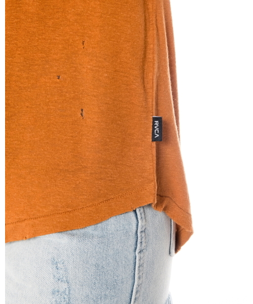 RVCA（ルーカ）の「RVCA レディース  BRIX V-NECK T-SHIRT Ｔシャツ/Vネック/ポケットTシャツ（Tシャツ/カットソー・レディース・ブラック/ベージュ・SMALL/X-SMALL）」の4枚目の写真