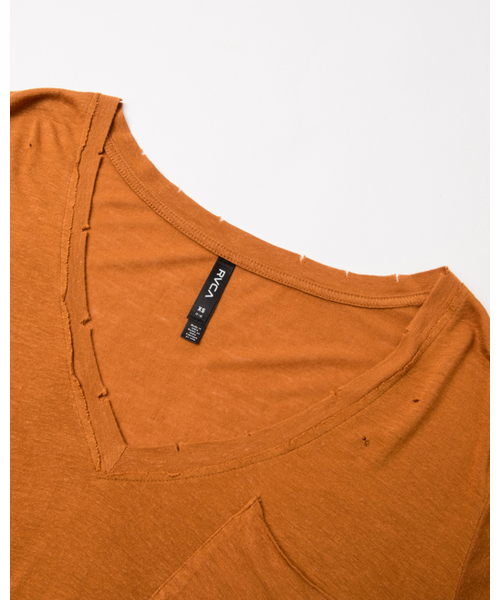 RVCA（ルーカ）の「RVCA レディース  BRIX V-NECK T-SHIRT Ｔシャツ/Vネック/ポケットTシャツ（Tシャツ/カットソー・レディース・ブラック/ベージュ・SMALL/X-SMALL）」の3枚目の写真