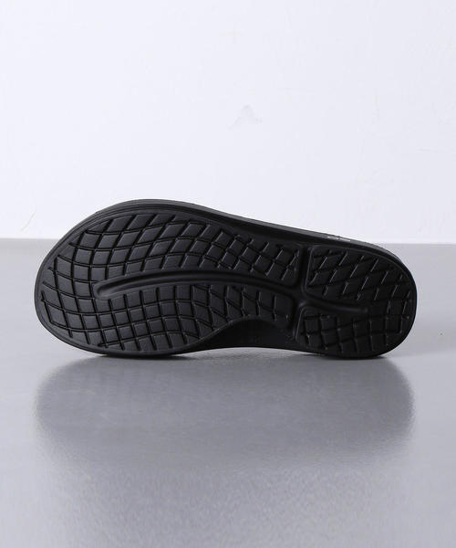 UNITED ARROWS（ユナイテッドアローズ）の「＜ OOFOS (ウーフォス) ＞ リカバー サンダル（サンダル・メンズ・ブラック/グレー/ネイビー・8/7/9/10）」の6枚目の写真