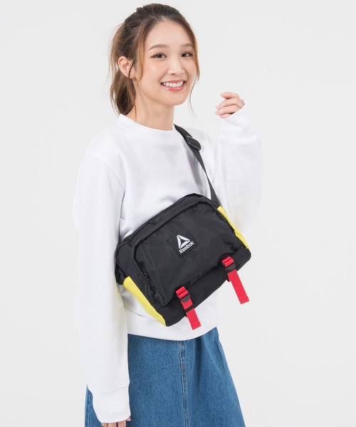 Reebok（リーボック）の「Reebok リーボック ワンポイント ロゴ 刺繍 軽量 ドローコード付き ショルダーバッグ 約3L（ショルダーバッグ・メンズ・ブラック/レッド/カーキ/ブラック×イエロー/ブラック系/チャコール/アイボリー・FREE）」の3枚目の写真