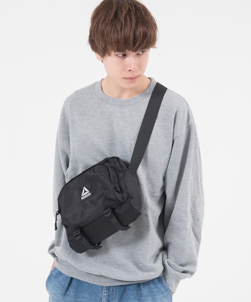 Reebok（リーボック）の「Reebok リーボック ワンポイント ロゴ 刺繍 軽量 ドローコード付き ショルダーバッグ 約3L（ショルダーバッグ・メンズ・ブラック/レッド/カーキ/ブラック×イエロー/ブラック系/チャコール/アイボリー・FREE）」の2枚目の写真