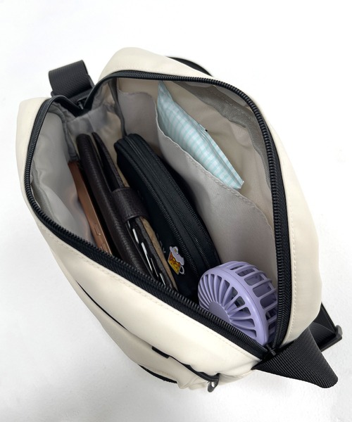 Reebok（リーボック）の「Reebok リーボック ワンポイント ロゴ 刺繍 軽量 ドローコード付き ショルダーバッグ 約3L（ショルダーバッグ・メンズ・ブラック/レッド/カーキ/ブラック×イエロー/ブラック系/チャコール/アイボリー・FREE）」の19枚目の写真