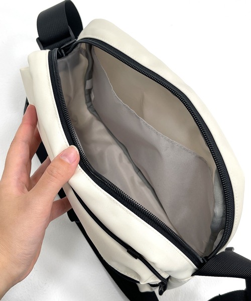 Reebok（リーボック）の「Reebok リーボック ワンポイント ロゴ 刺繍 軽量 ドローコード付き ショルダーバッグ 約3L（ショルダーバッグ・メンズ・ブラック/レッド/カーキ/ブラック×イエロー/ブラック系/チャコール/アイボリー・FREE）」の20枚目の写真