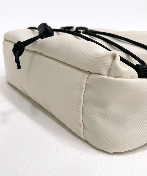 Reebok（リーボック）の「Reebok リーボック ワンポイント ロゴ 刺繍 軽量 ドローコード付き ショルダーバッグ 約3L（ショルダーバッグ・メンズ・ブラック/レッド/カーキ/ブラック×イエロー/ブラック系/チャコール/アイボリー・FREE）」の21枚目の写真