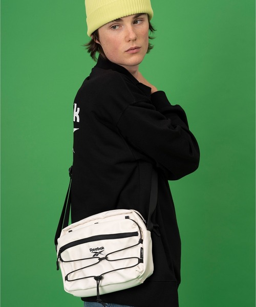 Reebok（リーボック）の「Reebok リーボック ワンポイント ロゴ 刺繍 軽量 ドローコード付き ショルダーバッグ 約3L（ショルダーバッグ・メンズ・ブラック/レッド/カーキ/ブラック×イエロー/ブラック系/チャコール/アイボリー・FREE）」の12枚目の写真