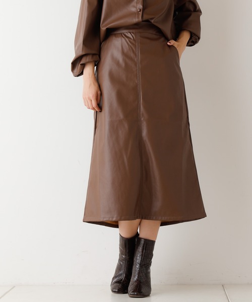 Chico(チコ)の「フェイクレザーロングスカート(スカート・レディース・ブラウン/ブラック/ライトベージュ・FREE)」の3枚目の写真